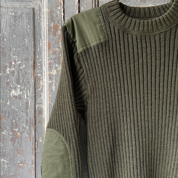 Men's VINTAGE Army Surplus Olive Green Wool Crewneck Sweater with Arm Patches - Picture 4 of 4